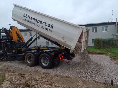 Nákladné auto BB Transport vysýpa štrk z kontajnera